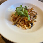 イタリア料理　ラ・フォルケッタ - 手打ちビーゴリ　道産色々キノコの軽いトマトソース　好みドストライクの極太パスタ！！