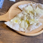 イタリア料理　ラ・フォルケッタ - ピッツァ4種のチーズ味 濃厚なチーズと薄いサクサクの生地相性抜群