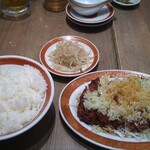 広州市場 - 油淋鶏と小皿はモヤシのナムル