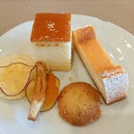 パティスリーポム - ビュッフェ台からメニュー外のスフレチーズケーキとベイクドチーズケーキはどちらも好みの味でおいしかった