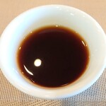 パティスリーポム - ホットコーヒー:ここでようやく最初に取った野菜チップスとクッキーでまったり