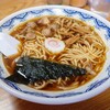 筑波軒 - ◆中華そば 450円

下館ラーメンの特徴は、焼豚を使わず、
鶏肉をトッピング、
サイコロ状に切り揃えられたており、
宛らまぐろキューブ。
メンマ、ナルト、海苔、ネギの定番が揃います。