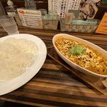 YAMITUKI Curry - 牡蠣ほうれん草焦がしチーズ980円
