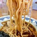 筑波軒 - 中華そば 450円
            
            ちぢれ中細麺、茹で上がり柔らか、
            のどごし良く、スープも取り込んだ感じ。
            麺量少なめ110g前後?
            わんたんめんでも、物足りない感じなので、
            男性は大盛がおすすめです。