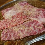 カウンター焼肉かるび - にんにくカルビ