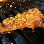 カウンター焼肉かるび - 仕上げにニンニクをかけて