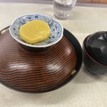 篠栗うどん - 蓋の上にたくあん！