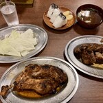 骨付鳥 一鶴 - ひなどり（左）1,001円、おやどり1,129円、キャベツはサービス、むすび（スープ付）357円、合計2,487円。