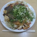 Okonomiyaki Hachibee - 「デラックス焼・そば入り」（１０５０円）