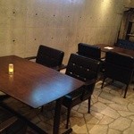 フォートレス - 天井の高い広々とした店内