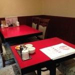 蓬莱春飯店 - テーブル席　適度な広さで落ち着きます