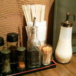 駿河 - テーブルに　醤油、ソース、胡椒、七味、ゴマ、ドレッシング