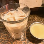 タイニーカフェ - アイスチャイ、プリン