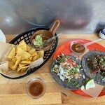 MIL TACOS - メキシカンレモネード、チップス＆ワカモレ、グリルチキンタコ、バルバコアビーフタコ