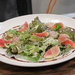 トリワイン ＰＩＫＯＳＨＨＨＵ - いちぢくと鶏生ハムのバルサミコサラダ