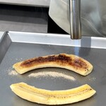 フルーツ アンド シーズン - クレープの上の炙りバナナ