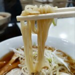 上河内SA 下り線 フードコート - しょうゆラーメン 箸上げ