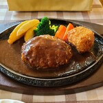 洋食ホシノ - ハンバーグステーキ（１６０ｇ）　コロッケ付
