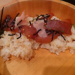 나나코시 혼텐 - 초밥과도 매우 잘 어울리는 맛이에요♪
                      
                      여기에 참깨의 풍미와 시소의 상큼함이 더해져서
                      맛을 더욱 돋보이게 하고 있습니다.