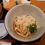 나나코시 혼텐 - ◯ 이세 우동
                      별도로 제공된 튀김가루를 섞어서
                      아래의 국물과 함께 즐겼습니다.
                      
                      이세 우동은 부드러운 식감이라는 것은
                      다른 블로거의 리뷰에서 보았습니다.