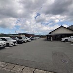 Nanakoshi Honten - 駐車場はほぼ満車だった（土曜日11:40頃）