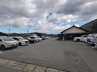 Nanakoshi Honten - 駐車場はほぼ満車だった（土曜日11:40頃）