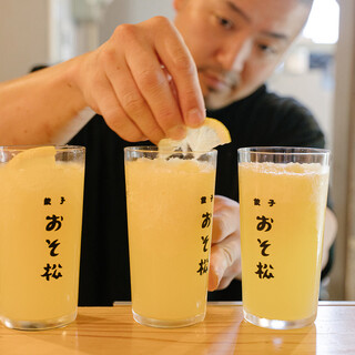 シュワっと爽快！餃子には「おそ松サワー」がおすすめ！