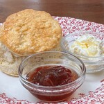 サクラマナーハウス ティールーム - スコーンはクロテッドクリームとダルメインのクリスマスマーマレードで