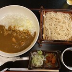 Sarashina Kazokutei - カレーライスセット(Aせいろ)。カレーに千切りキャベツをトッピング。