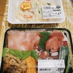 Tsukasa ya - 2度目のつかさ屋！日曜の夕方も激混みでした^^; 17時前だったけどお弁当、お惣菜2割引でした♪野菜も2割引らしい( °_° )海鮮丼は対象外でした笑