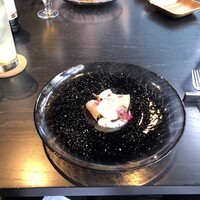 イル ネッビオ - サワラのマリネ　クミン風味　世羅豊水梨のコンポート　塩ヨーグルトと乾燥レモン