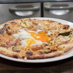 トリワイン ＰＩＫＯＳＨＨＨＵ - 自家製ホワイトソースのグラタンピザ カット後