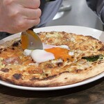 トリワイン ＰＩＫＯＳＨＨＨＵ - 自家製ホワイトソースのグラタンピザ カット中！