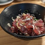 天史朗鮨 - カツオの腹の刺し身　にんにく、ネギ、生姜で