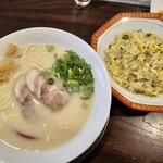 金町製麺 - 豚骨ラーメン半チャンセット