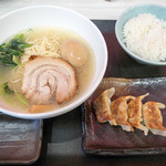 ゴル麺 - 人気鶏定食 特 950円