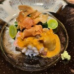 温石 - 生きた伊勢海老を捌いて。栗のチップの優しい甘さ、銀杏、生木耳を合わせて。ルッコラのお浸しという取り合わせに驚きました。