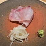 温石 - ハタは炙って脂が溶けてキラキラしています。じゃがいも酢漬けとの取り合わせの妙。