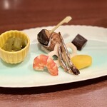 涮涮鍋禪 川崎店 - 八寸：美味的螺貝燉煮、黑色染色的蒟蒻、釘煮的鯷魚等