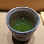 鮨 唐島 - お茶は八女の深蒸し茶と霧島の上煎茶の2種類が用意されています。この日は八女の深蒸し茶を頂きました。