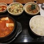 韓国家庭料理 扶餘 - スンドゥブチゲ定食