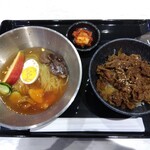 PETIT GAJA - ハーフカルビ丼と盛岡冷麺セット　1150円
