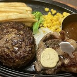 ロイヤルホスト - 黒×黒ハンバーグ＆アンガスサーロインステーキ（税込2,948円）。黒毛和牛7.5と黒豚2.5配合のハンバーグに、100gのステーキ。ステーキに対する期待値をあげすぎてしまったかもしれません。