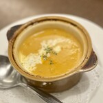 ロイヤルホスト - オマール海老のクリームスープ ～BISQUE～（税込638円）。美味しくいただきましたが、メニュウとはだいぶ色味が違いますね。