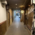 遊酒食堂 宇都宮 - この狭い道を抜けると