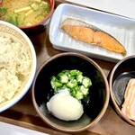 Sukiya - 焼鮭まぜのっけ朝食+ベーコン