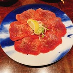 焼き肉 ホルモン まる金 - タン先です