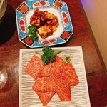 焼き肉 ホルモン まる金 - 牛味噌ホルモンとロースです