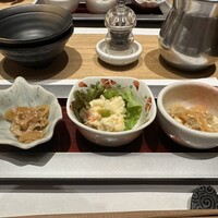 神戸牛 しゃぶしゃぶ おもき 離れ 銀座店 - 小鉢　蓮根の金平、卯の花、春雨