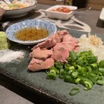 焼鳥酒場 本田商店 - 低温調理合法レバ刺し。ネーミングが。笑　　やっぱり胡麻油と塩ですね